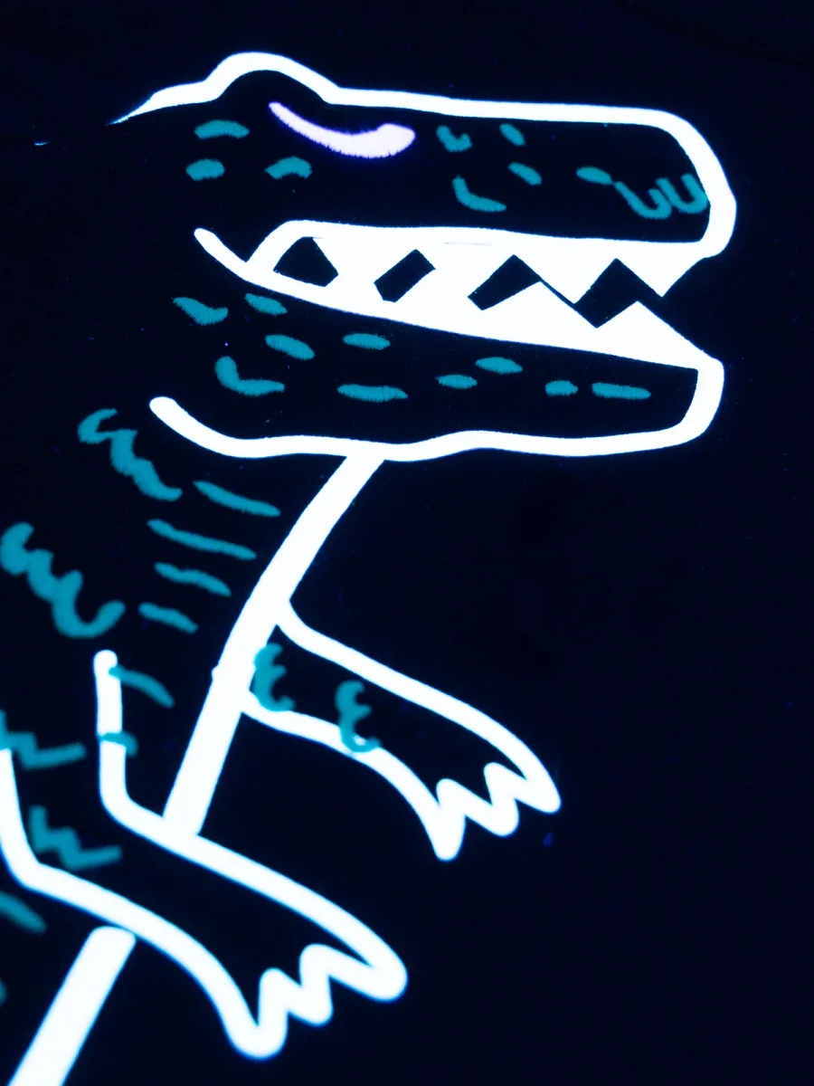 Pijama azul noite fosforescente com motivo de dinossauro para menino - Image 5