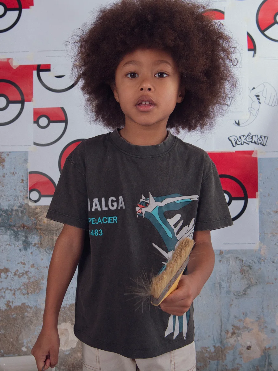 T-shirt cinza com animação de Pokémon Dialga