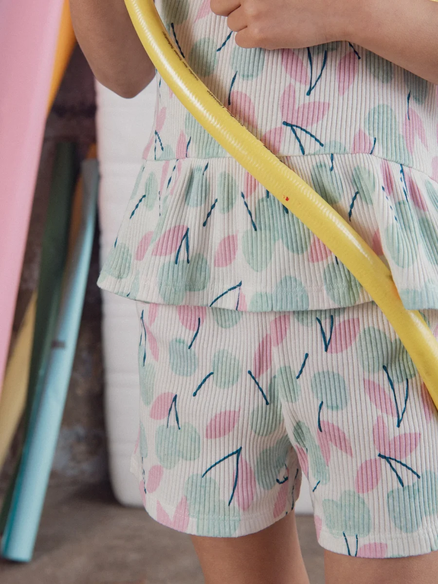 Pijama curto com alças e estampa de "Cerejas Pastel" para meninas - Image 5