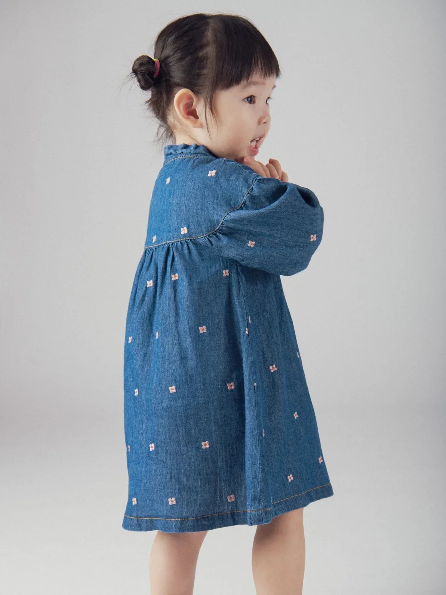 Robe en denim léger à broderies fleurs pour bébé fille - Image 9