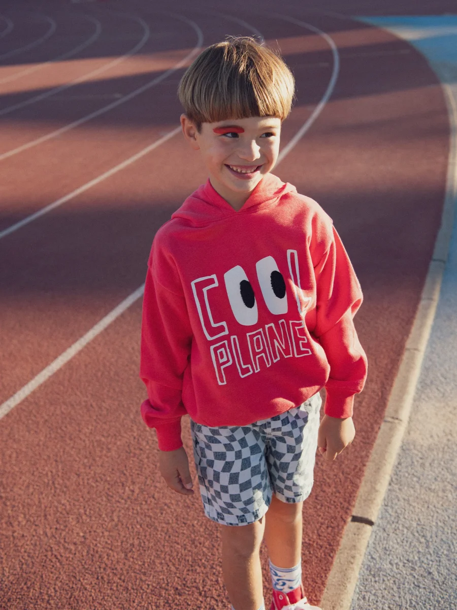 Sweatshirt vermelho com animação e capuz para rapazes - Image 3