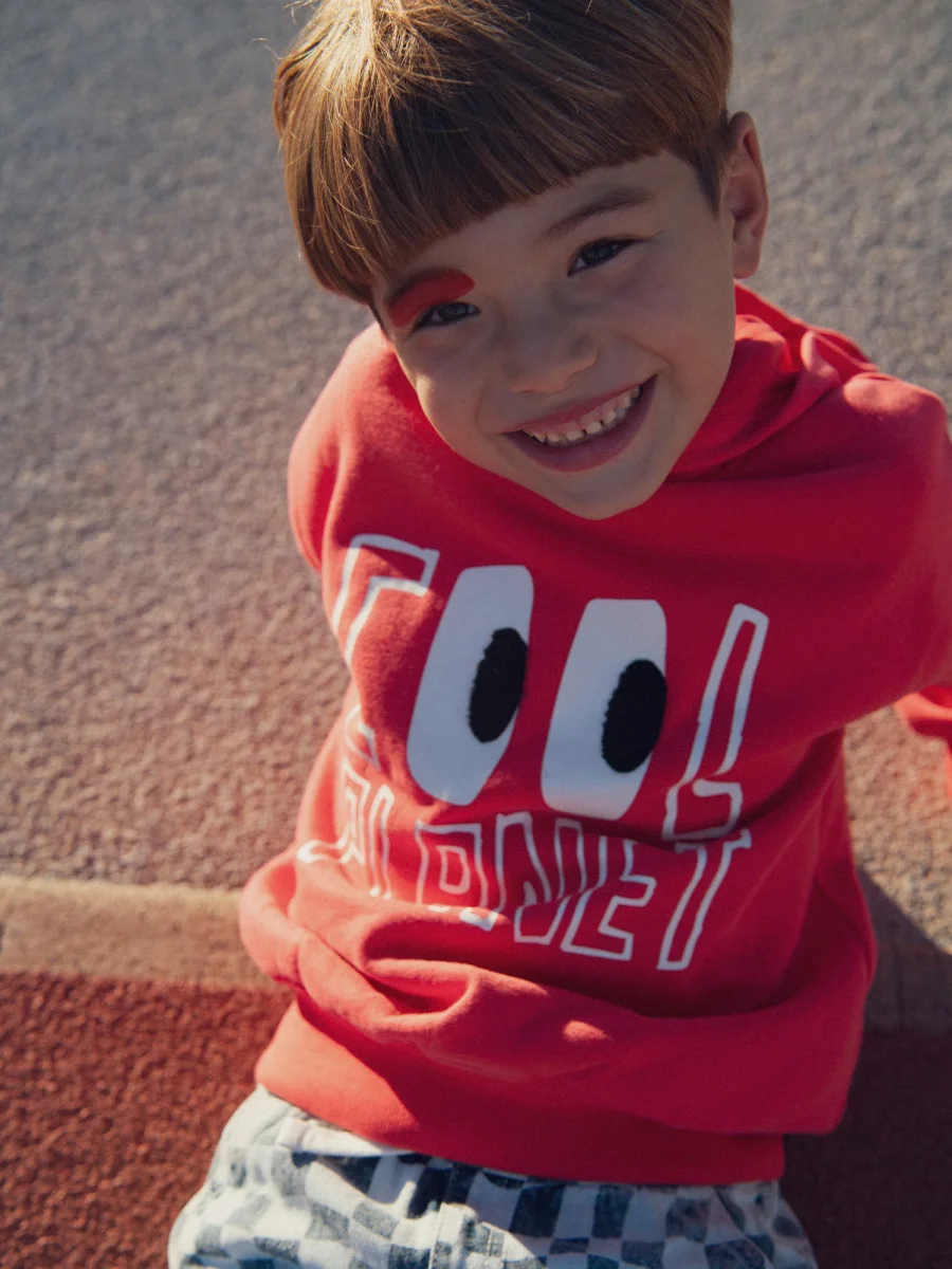 Sweatshirt vermelho com animação e capuz para rapazes - Image 7