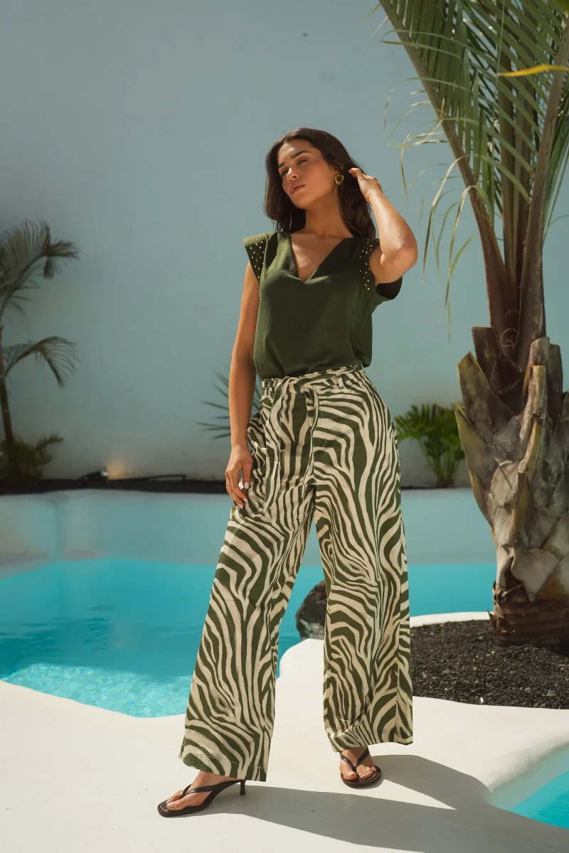 T-shirt com Detalhe em Tachas - Image 3